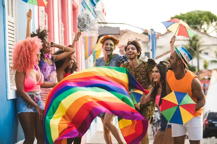 En gruppe mennesker som feirer pride En gruppe mennesker som feirer pride