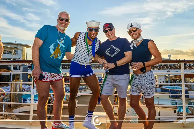 4 flotte menn i sin beste alder på cruise.